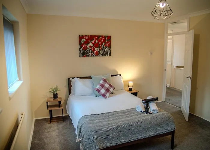 Spacious 4-Bedroom Home With Free Parking - Ideal For Those Working In Swansea