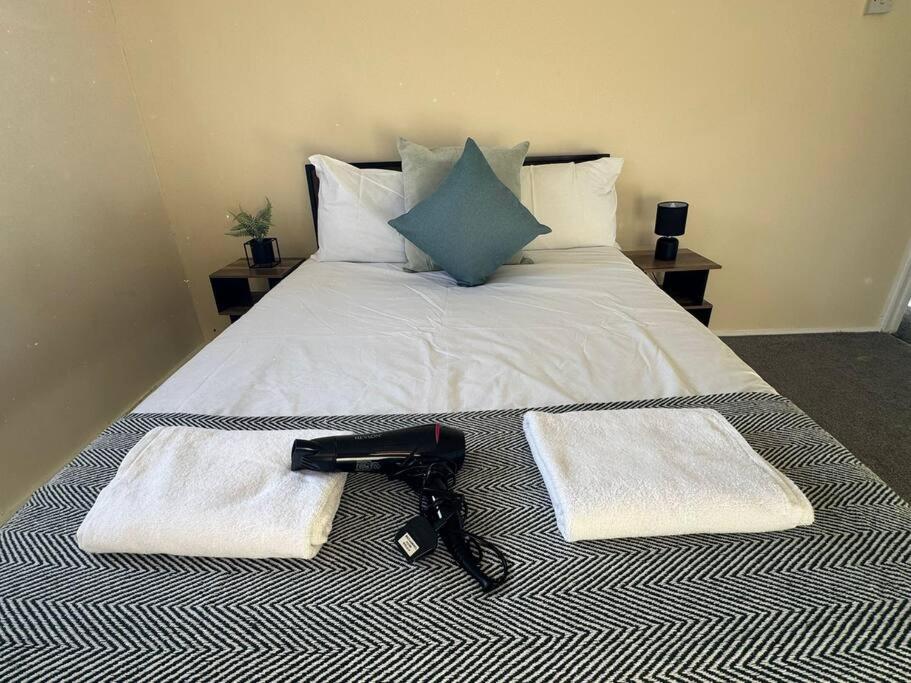 Spacious 4-bedroom With Free Parking - Ideal For Those Working In * Swansea