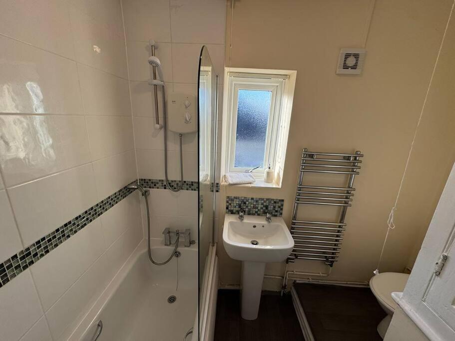 Holiday home Spacious 4-bedroom With Free Parking - Ideal For Those Working In Swansea