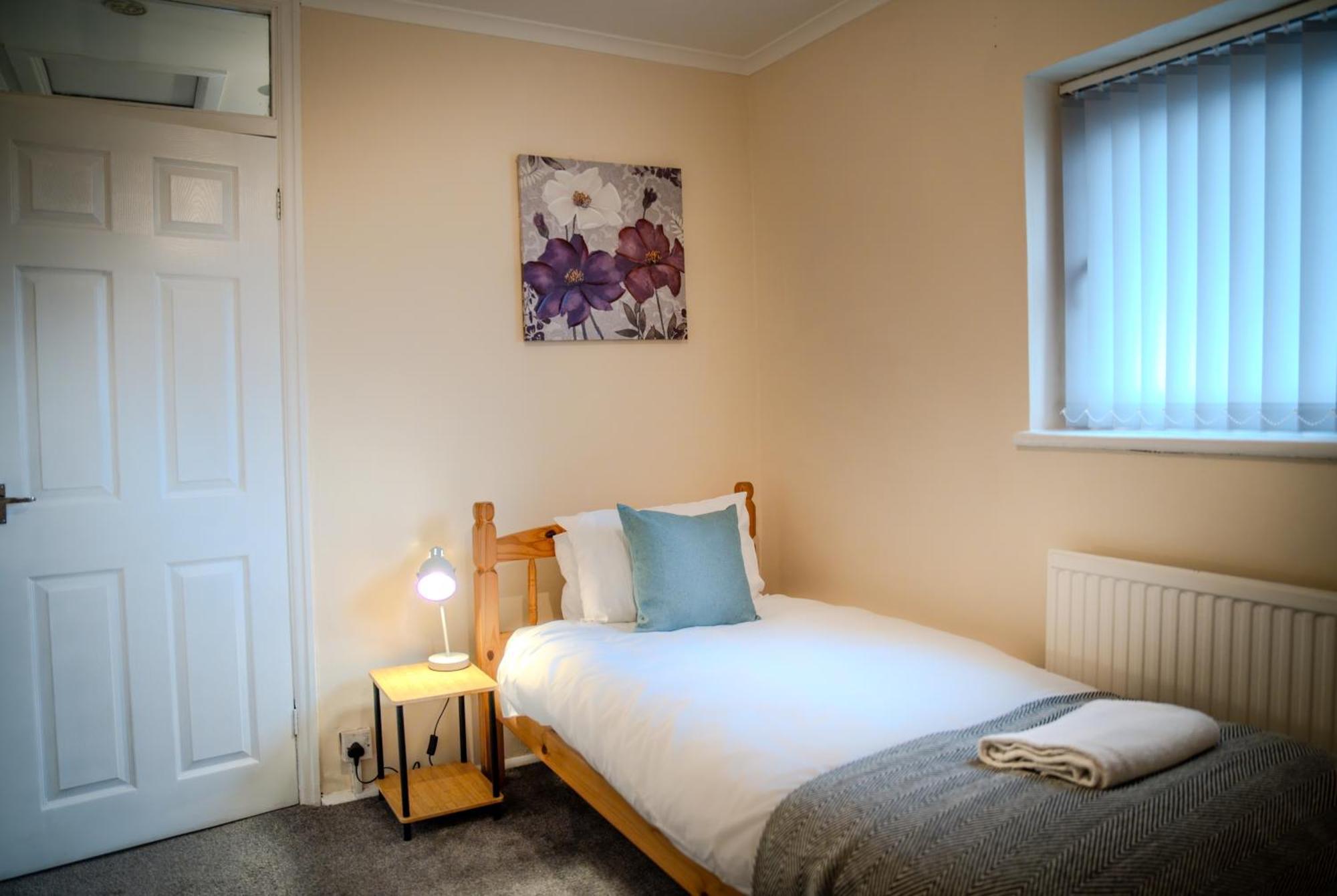 Holiday home Spacious 4-bedroom With Free Parking - Ideal For Those Working In *