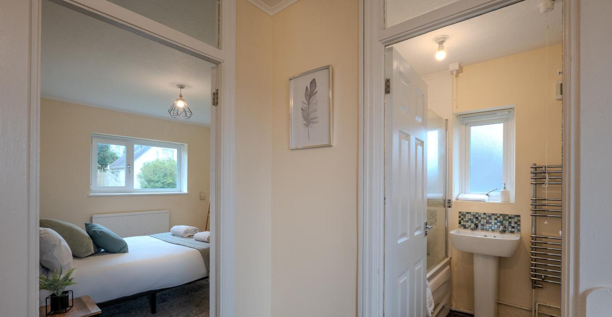 Spacious 4-bedroom With Free Parking - Ideal For Those Working In Holiday home *