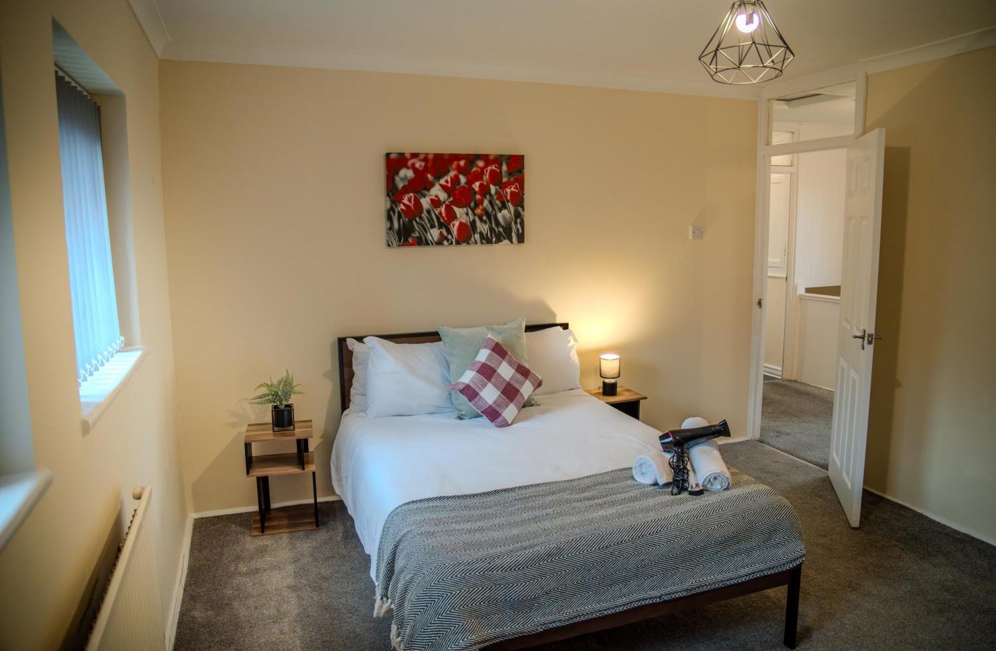 Spacious 4-bedroom With Free Parking - Ideal For Those Working In *