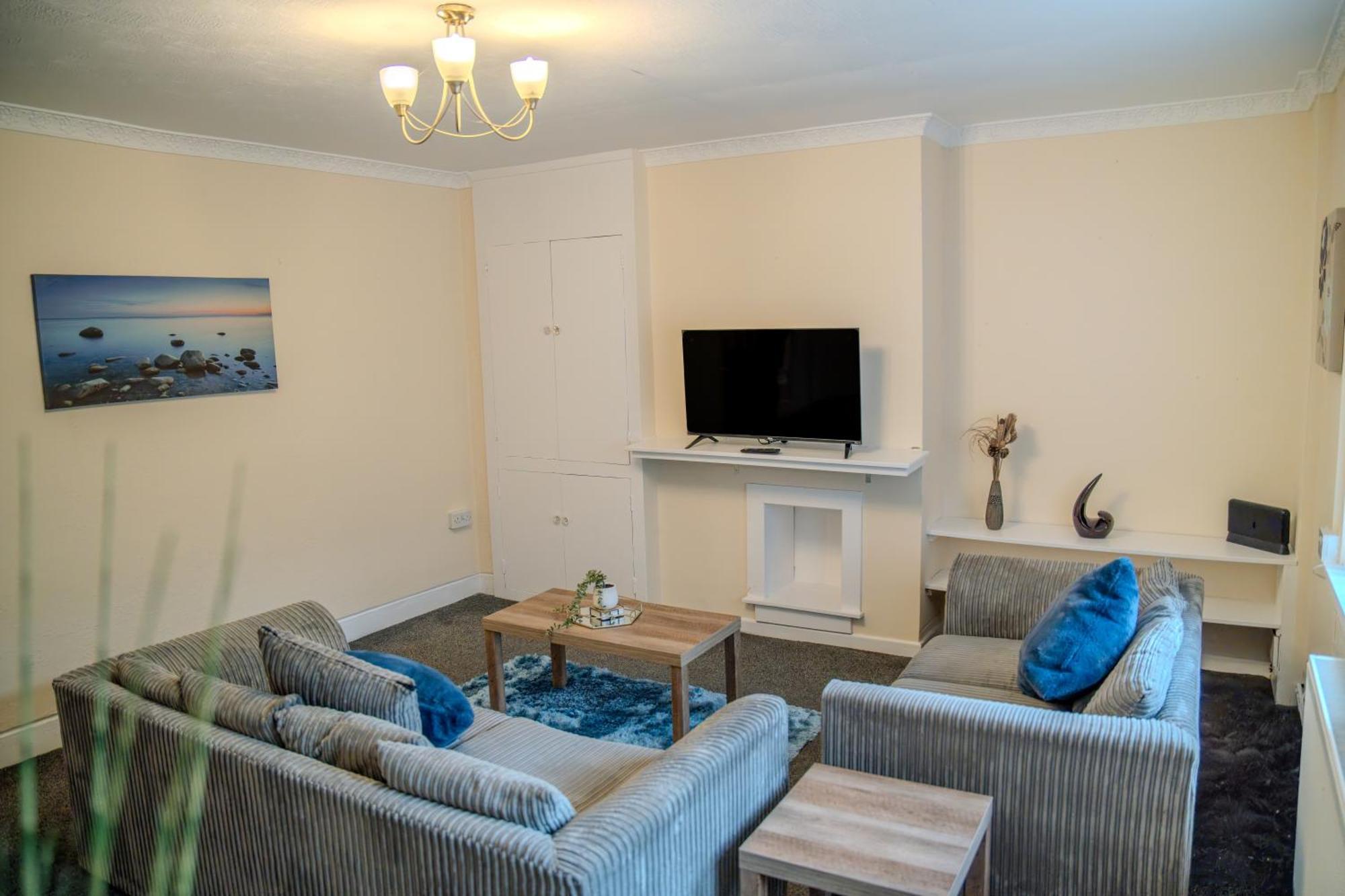 Spacious 4-bedroom With Free Parking - Ideal For Those Working In * Swansea