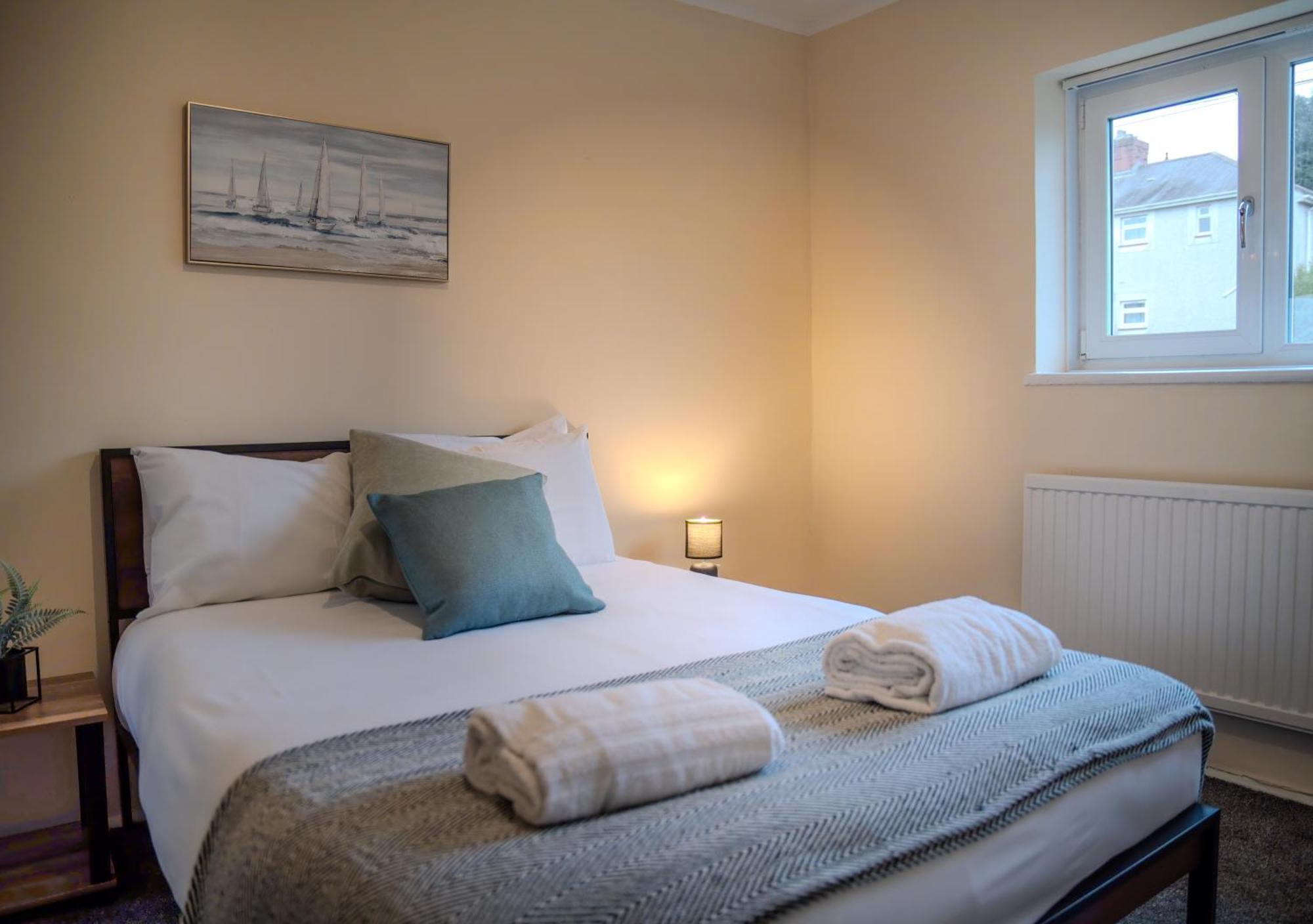 Spacious 4-bedroom With Free Parking - Ideal For Those Working In Swansea