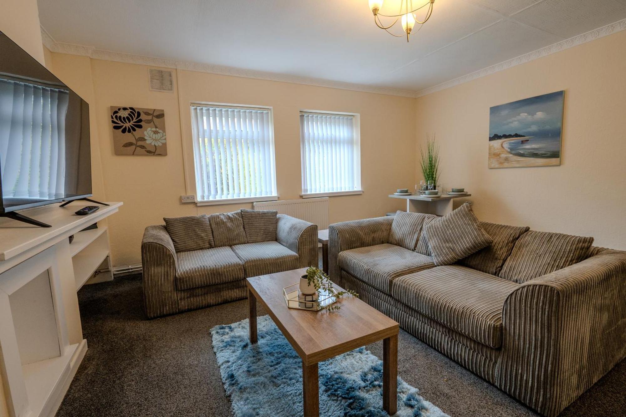 Spacious 4-bedroom With Free Parking - Ideal For Those Working In * Swansea