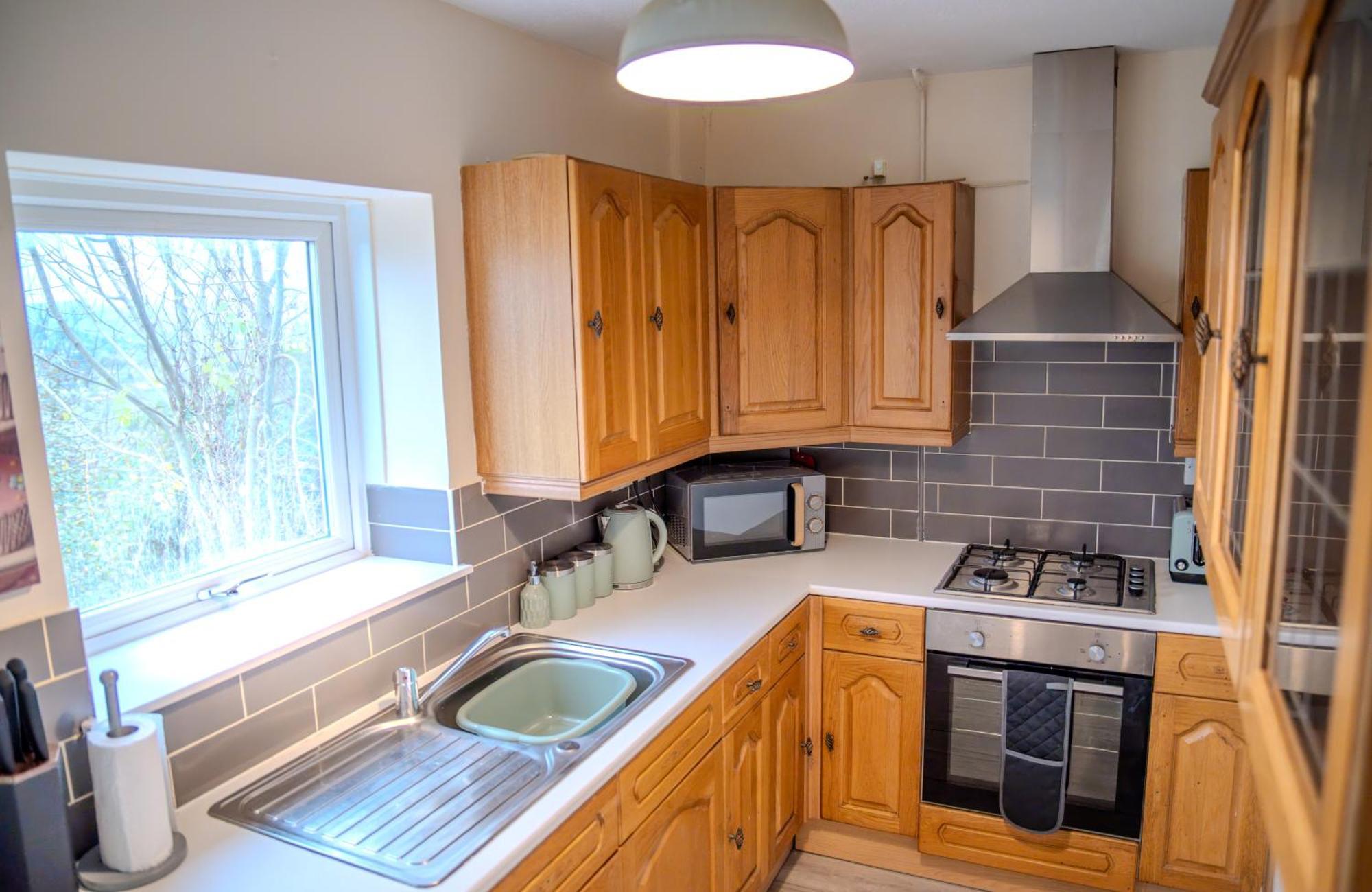Spacious 4-bedroom With Free Parking - Ideal For Those Working In Holiday home Swansea