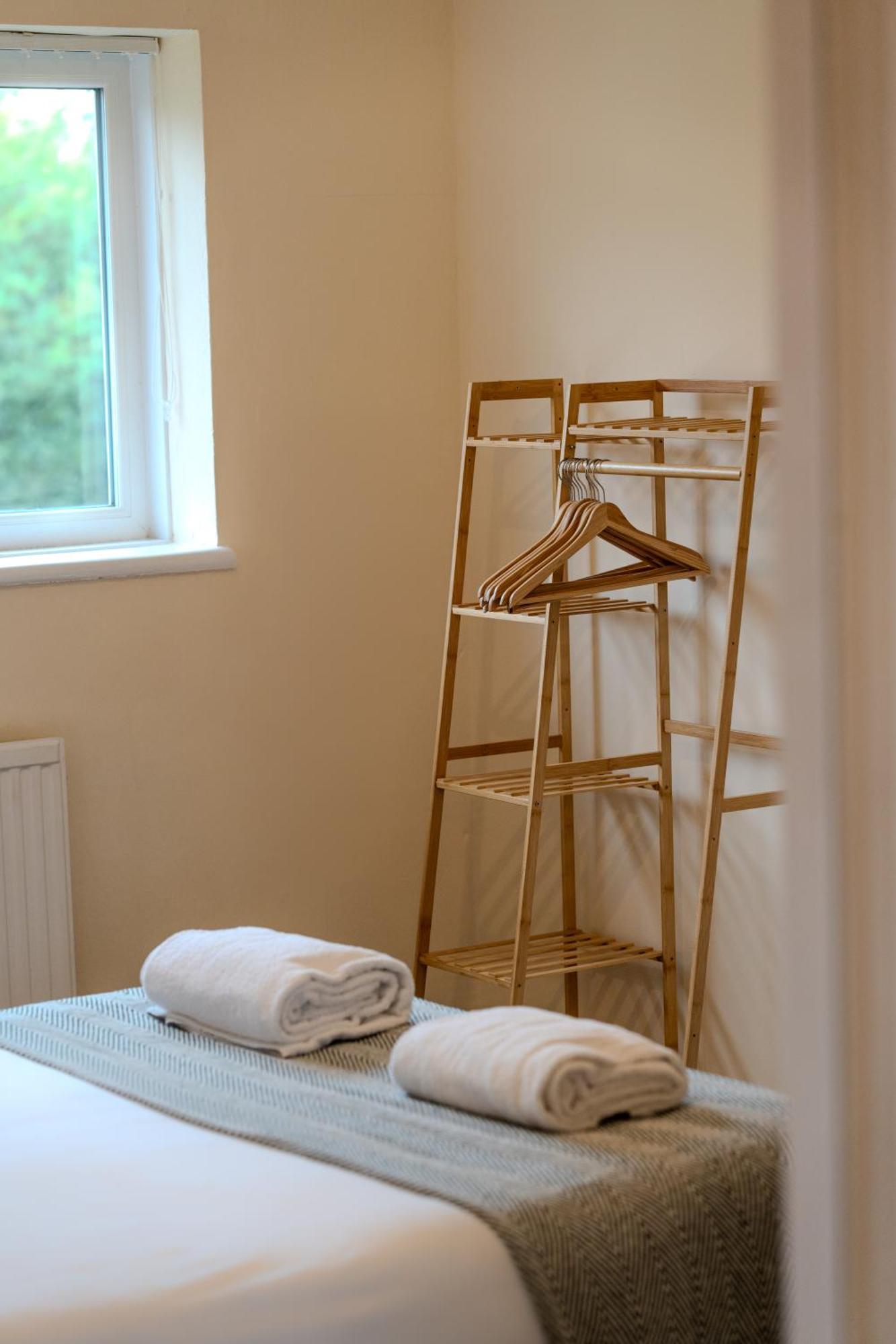 Spacious 4-bedroom With Free Parking - Ideal For Those Working In Holiday home *