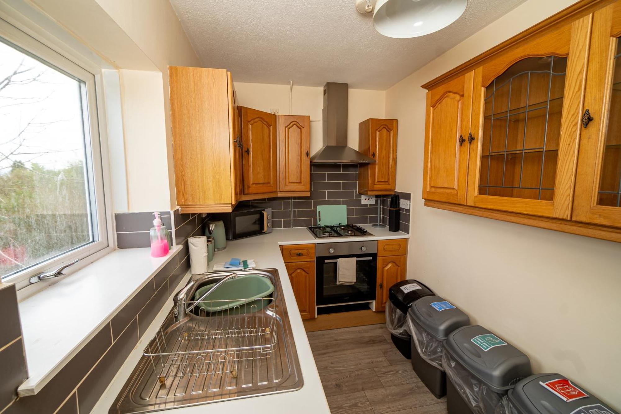 Spacious 4-bedroom With Free Parking - Ideal For Those Working In Holiday home Swansea