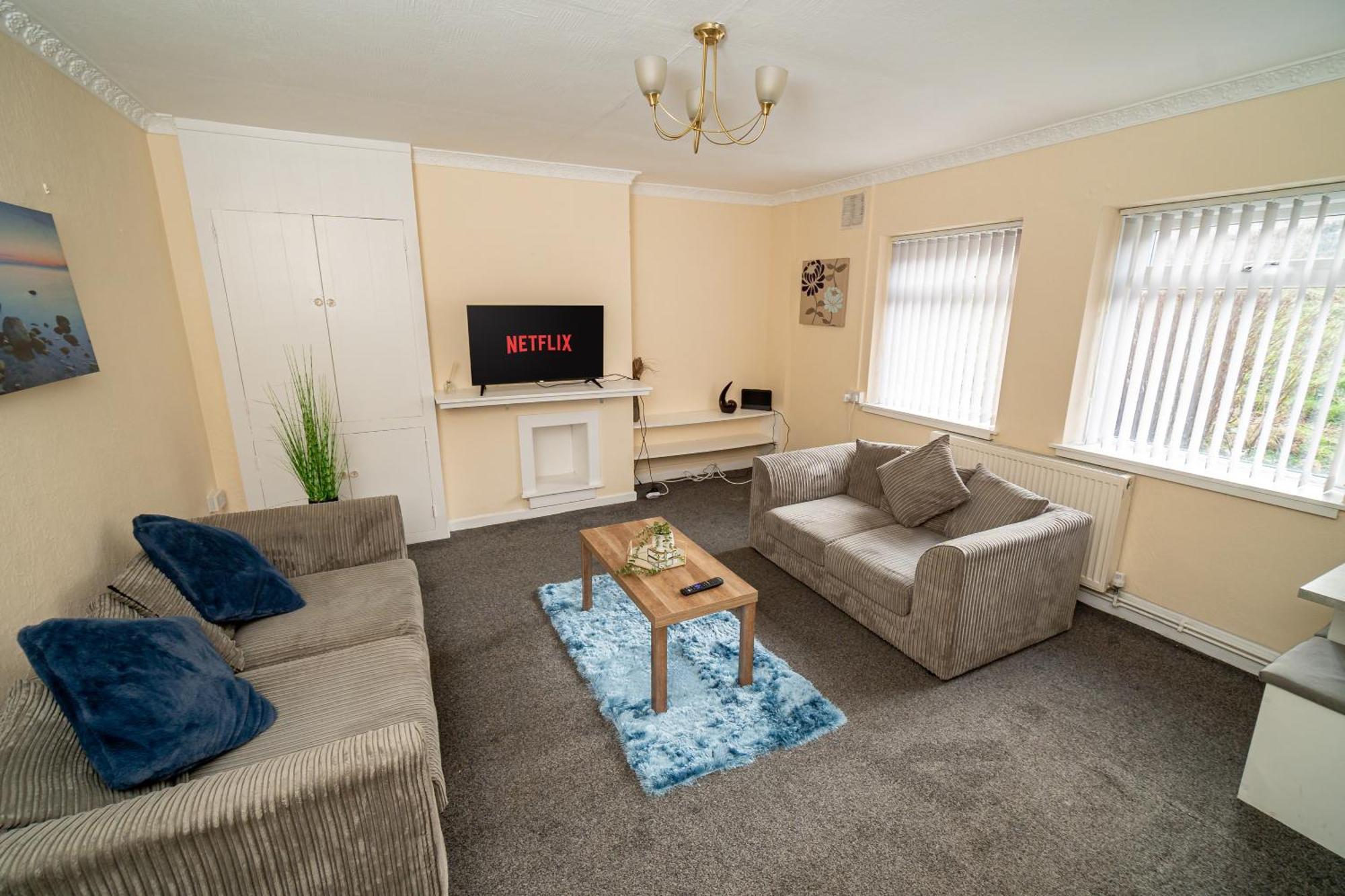 Holiday home Spacious 4-bedroom With Free Parking - Ideal For Those Working In Swansea