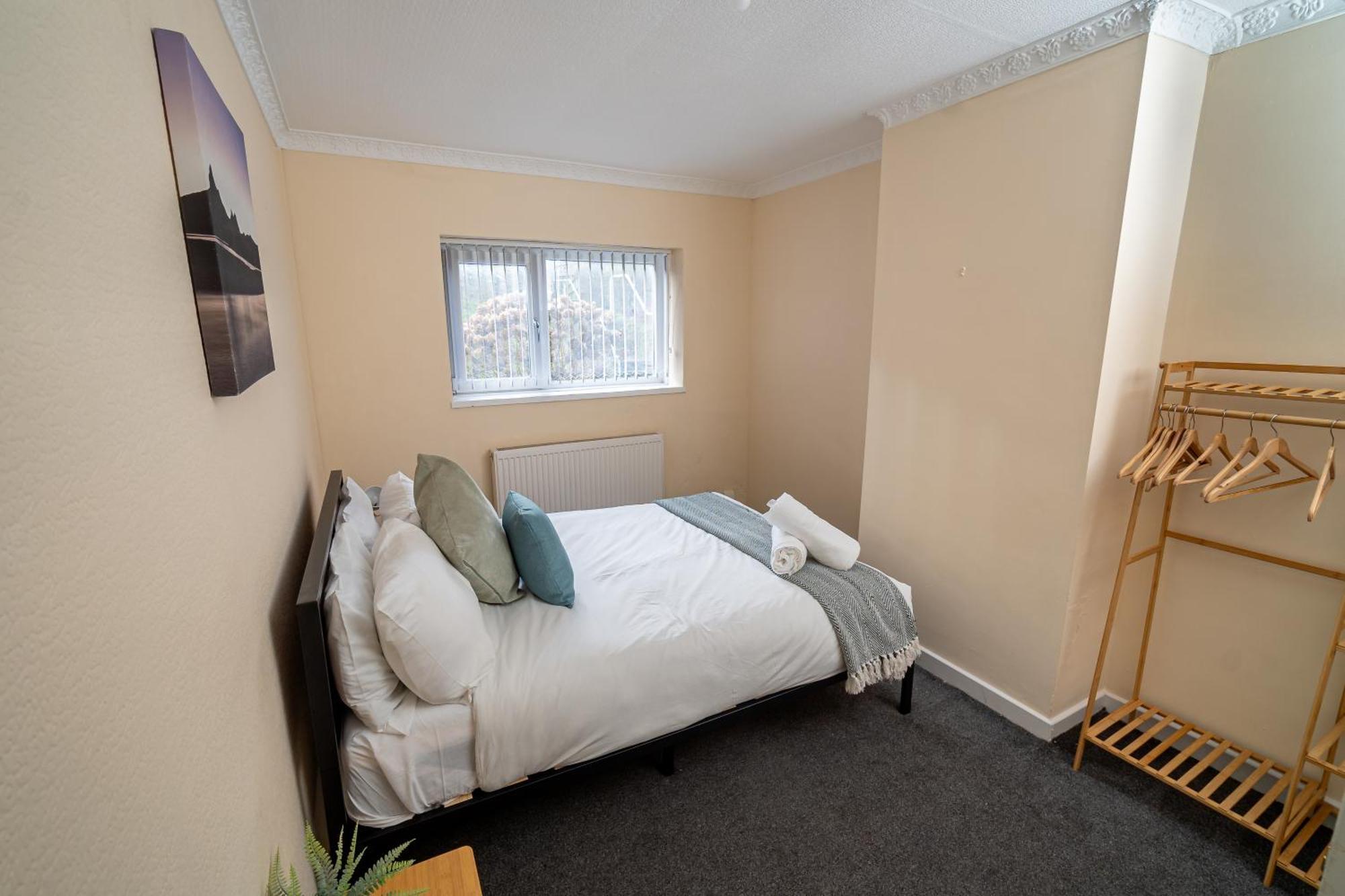 Spacious 4-bedroom With Free Parking - Ideal For Those Working In Holiday home Swansea