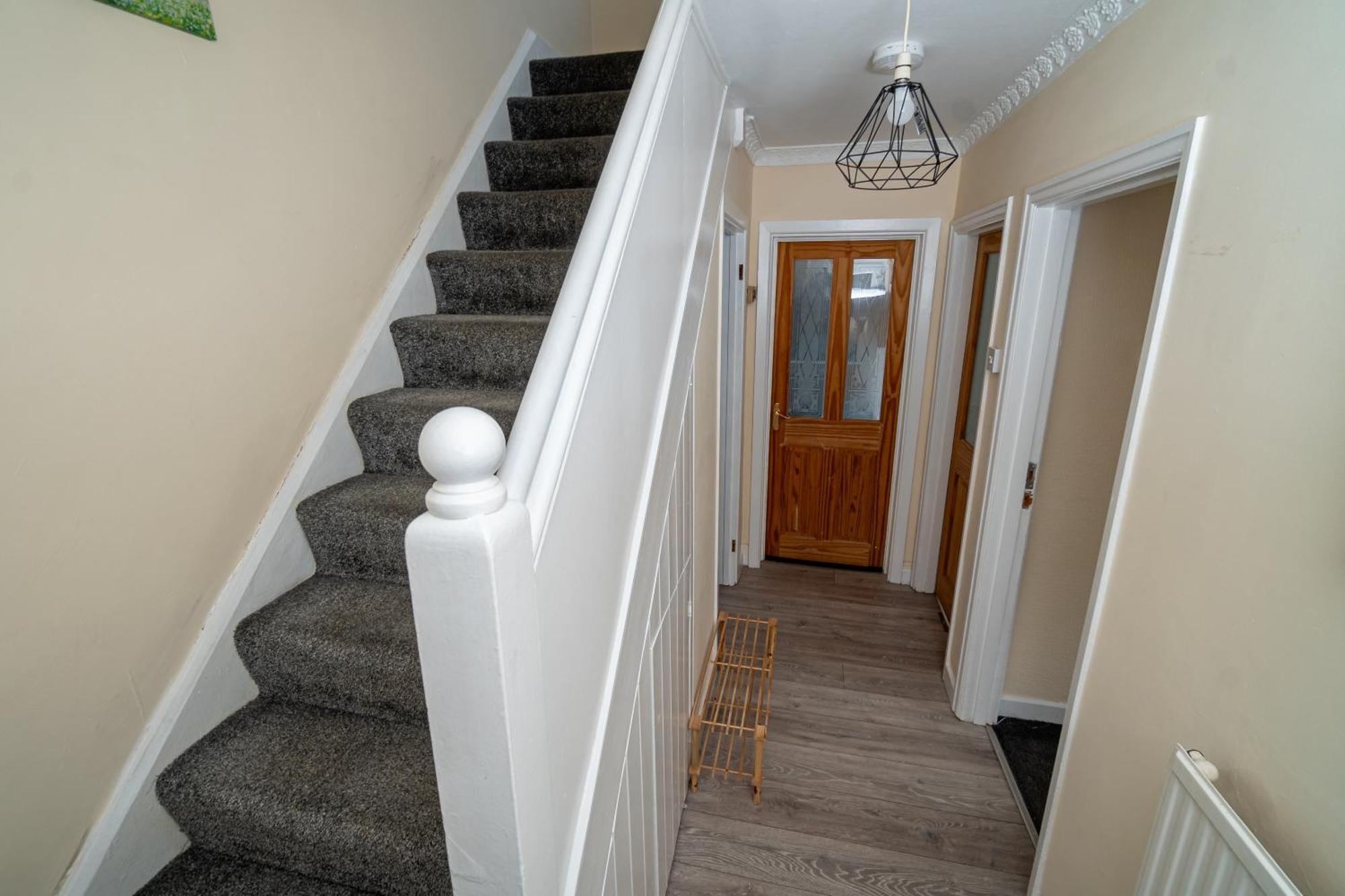 Spacious 4-bedroom With Free Parking - Ideal For Those Working In Swansea