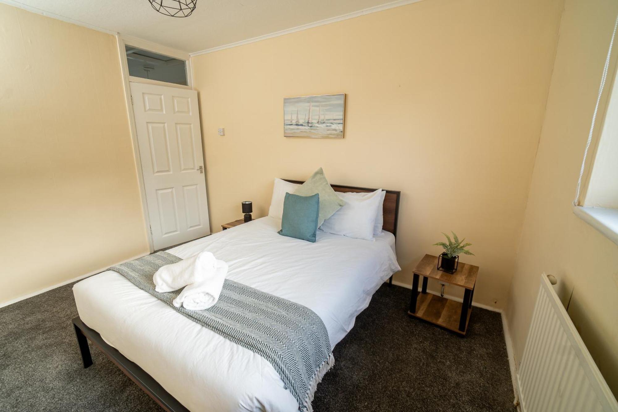 Spacious 4-bedroom With Free Parking - Ideal For Those Working In Holiday home Swansea