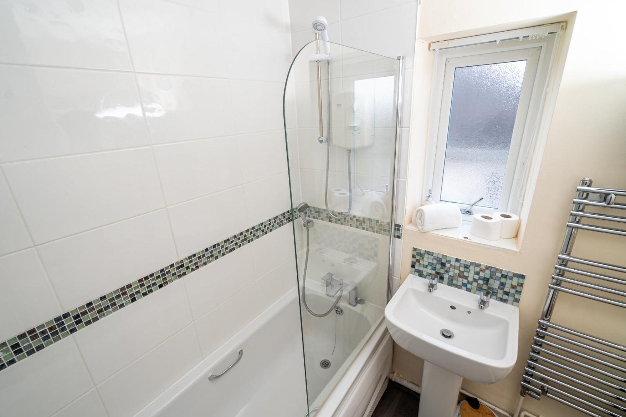 Holiday home Spacious 4-bedroom With Free Parking - Ideal For Those Working In