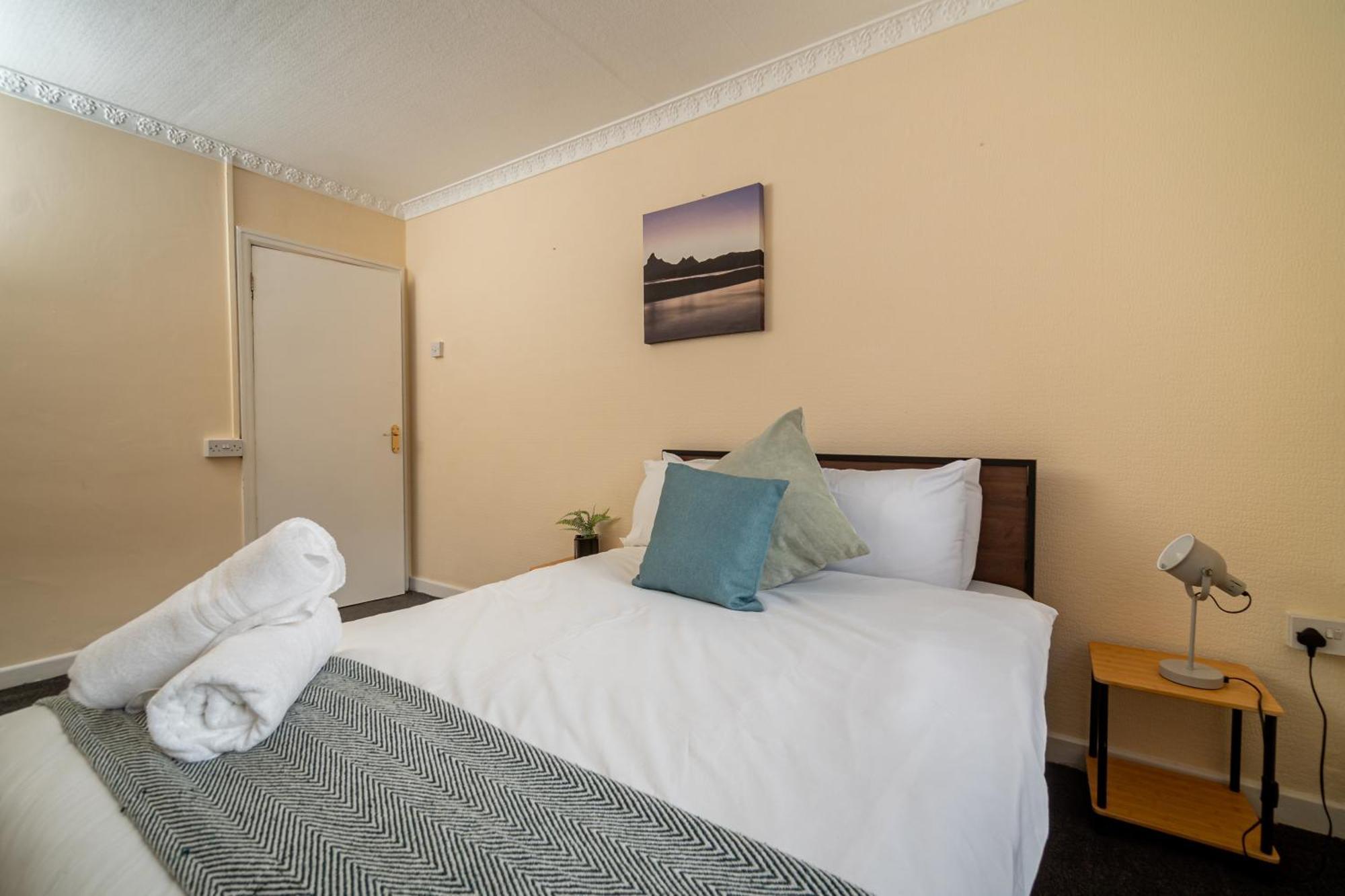 Spacious 4-bedroom With Free Parking - Ideal For Those Working In Holiday home Swansea