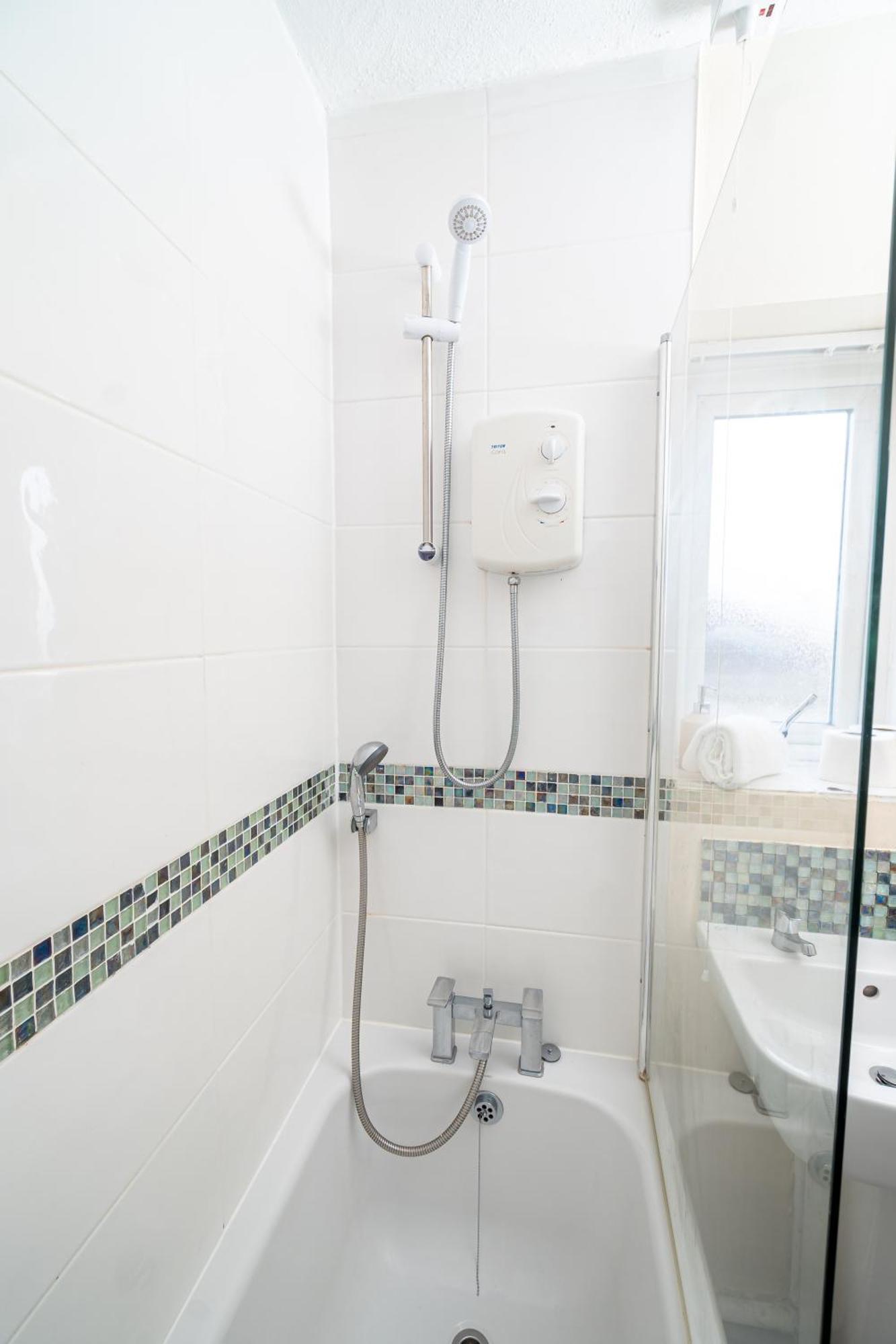 Holiday home Spacious 4-bedroom With Free Parking - Ideal For Those Working In Swansea