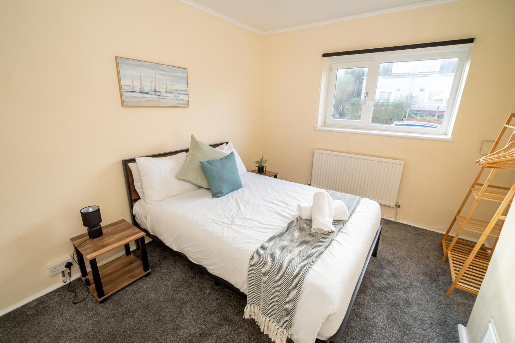 Spacious 4-bedroom With Free Parking - Ideal For Those Working In * Swansea