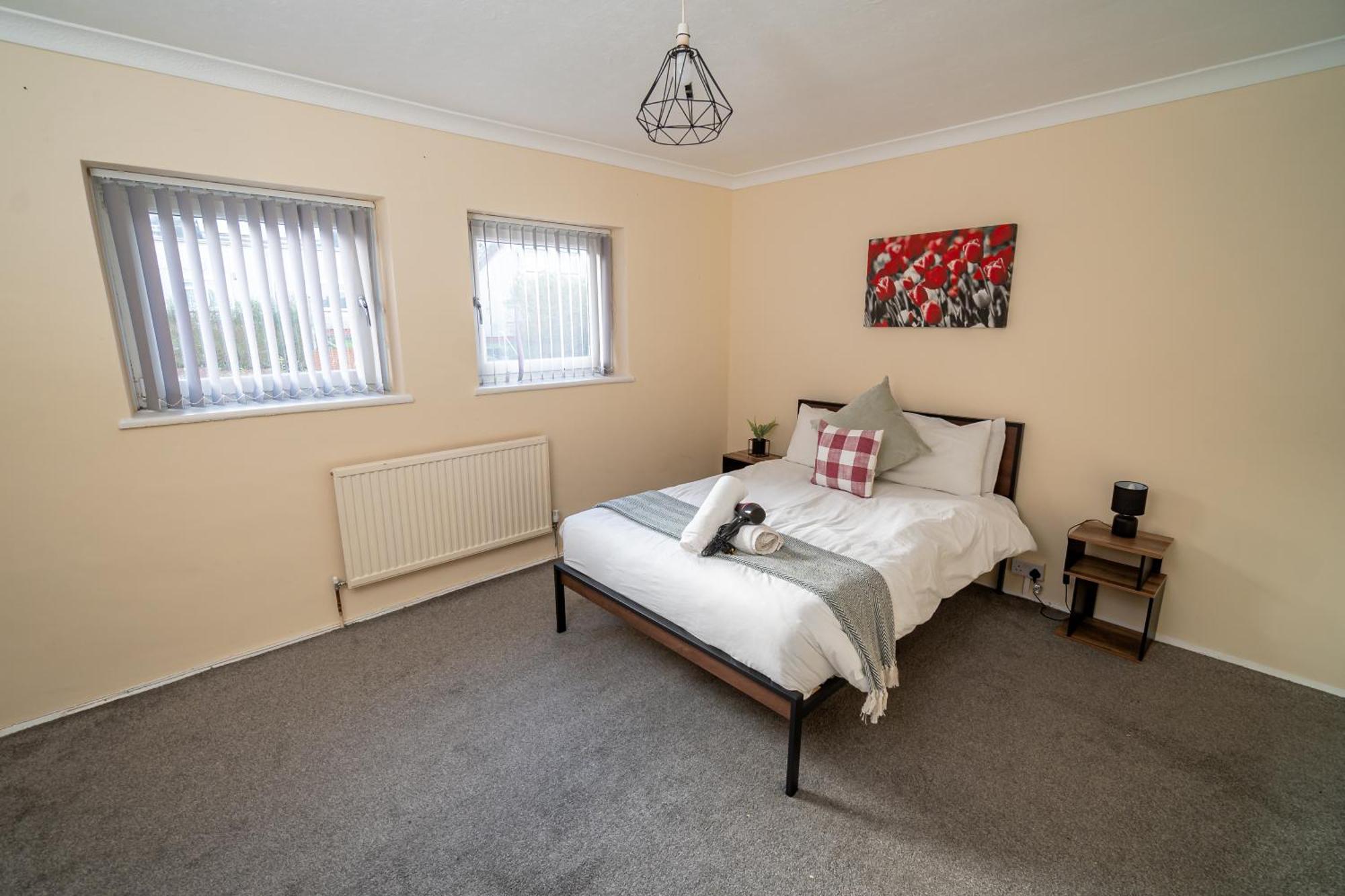 Holiday home Spacious 4-bedroom With Free Parking - Ideal For Those Working In *