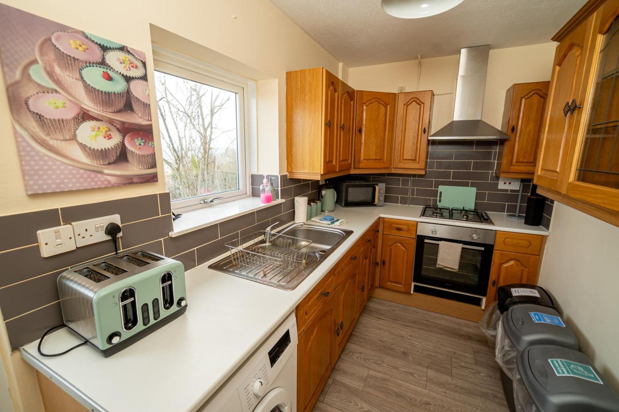 Holiday home Spacious 4-bedroom With Free Parking - Ideal For Those Working In *