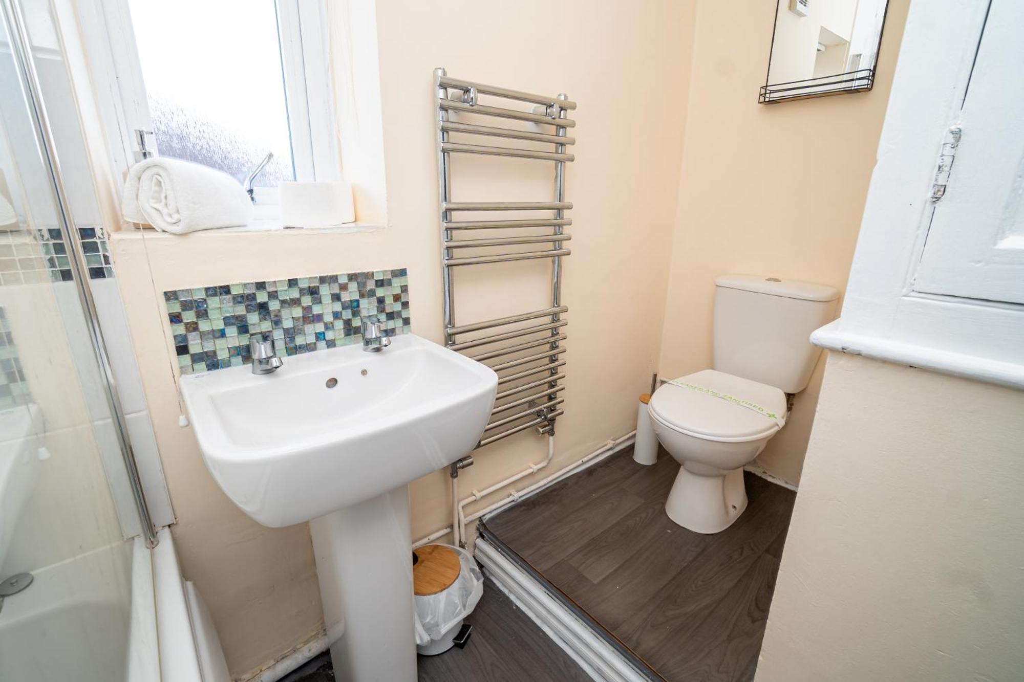 Spacious 4-bedroom With Free Parking - Ideal For Those Working In *