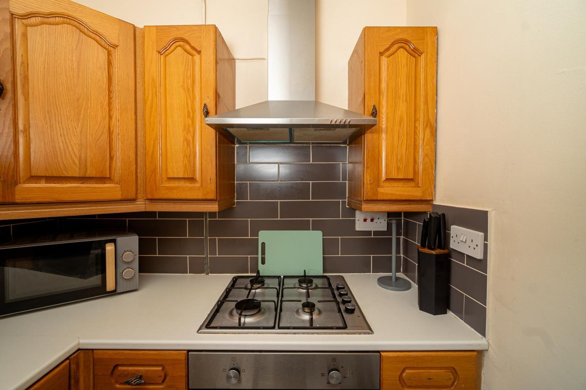 Spacious 4-bedroom With Free Parking - Ideal For Those Working In * Swansea